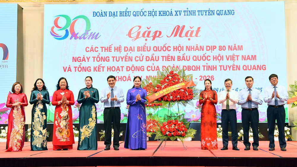Các đồng chí lãnh đạo tỉnh tặng hoa chúc mừng Đoàn đại biểu Quốc hội tỉnh Tuyên Quang khóa XV. anh-3.jpg