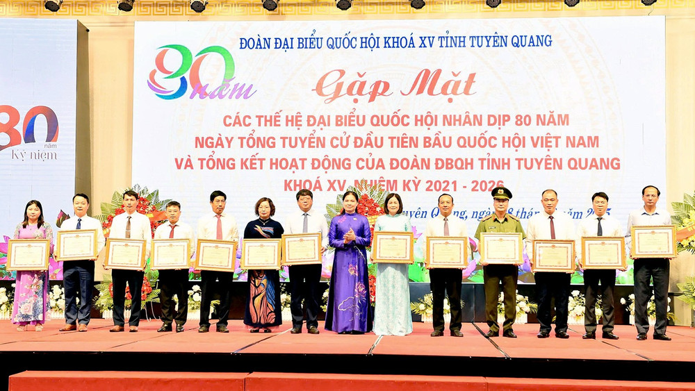 Đồng chí Hà Thị Nga, Ủy viên Trung ương Đảng, Bí thư Tỉnh ủy, Trưởng Đoàn đại biểu Quốc hội tỉnh Tuyên Quang trao Bằng khen của Chủ tịch Ủy ban nhân dân tỉnh cho các tập thể. anh-6.jpg