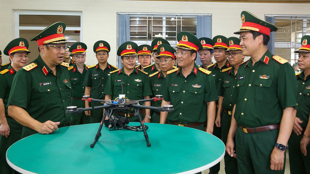 Thượng tướng Phạm Hoài Nam, Ủy viên Trung ương Đảng, Thứ trưởng Quốc phòng kiểm tra sản phẩm UAV do Nhà máy Z113 nghiên cứu sản xuất.