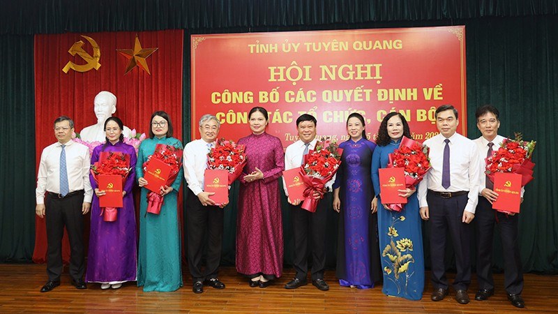 Lãnh đạo tỉnh Tuyên Quang tặng hoa chúc mừng tập thể lãnh đạo Báo và Đài Phát thanh-Truyền hình tỉnh Tuyên Quang. anh-4.jpg