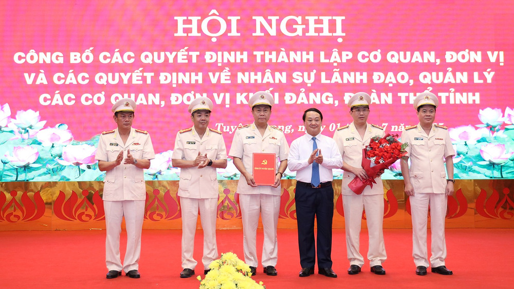 Đồng chí Hầu A Lềnh, Ủy viên Trung ương Đảng, Bí thư Tỉnh ủy Tuyên Quang trao quyết định thành lập Đảng bộ Công an tỉnh. 497a9958.jpg
