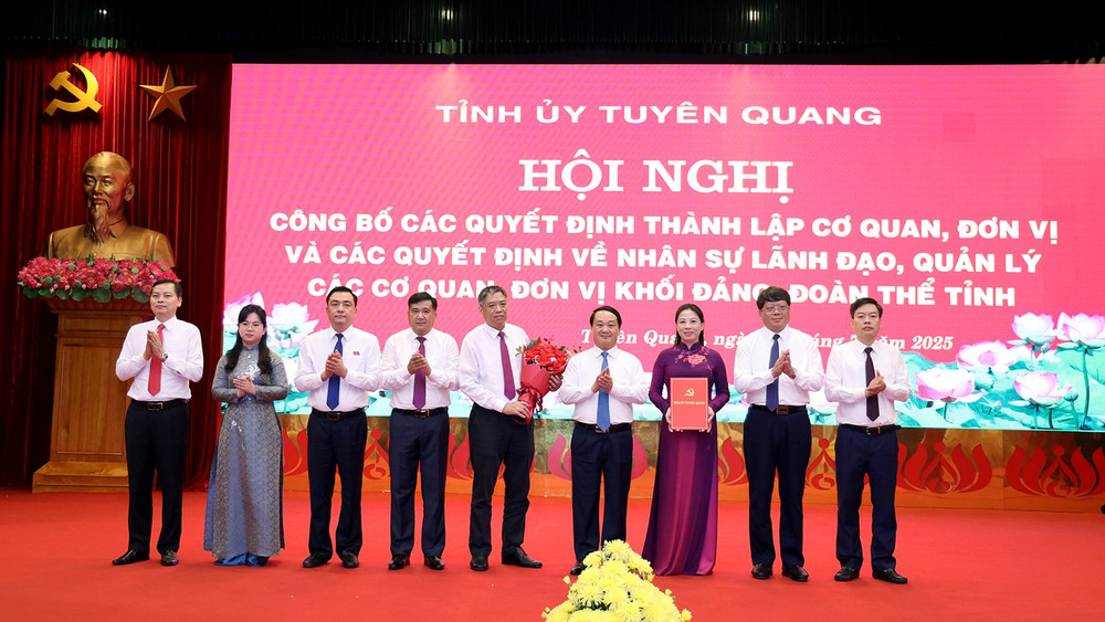 Đồng chí Hầu A Lềnh, Ủy viên Trung ương Đảng, Bí thư Tỉnh ủy Tuyên Quang trao quyết định thành lập và chỉ định nhân sự Đảng bộ các cơ quan Đảng tỉnh. 497a9933.jpg