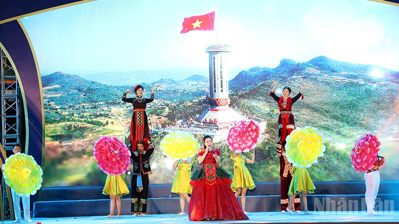 Các tiết mục tại chương trình để lại nhiều ấn tượng sâu sắc với đại biểu, nhân dân và du khách. ndo_br_anh-3-9642.jpg