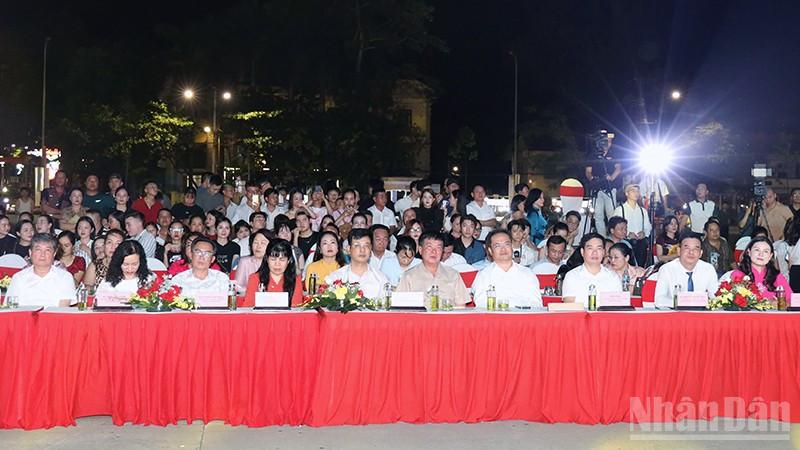Các đại biểu dự lễ khai mạc. ndo_br_anh-2.jpg