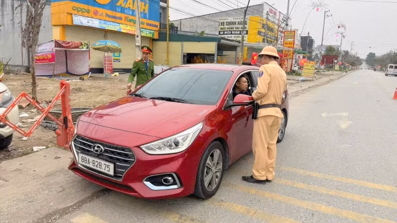 Lực lượng Cảnh sát giao thông, Công an tỉnh Tuyên Quang ra quân kiểm tra nồng độ cồn dịp nghỉ Tết.