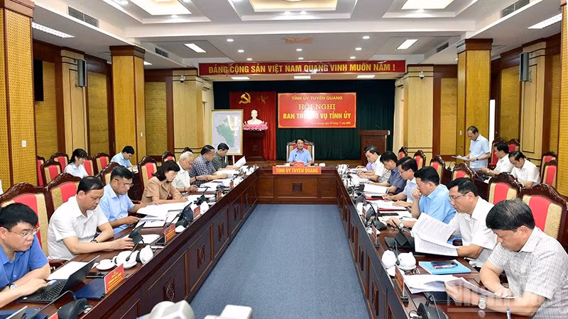 Ban Thường vụ Tỉnh ủy Tuyên Quang đã họp, quyết định thành lập 22 đoàn kiểm tra công tác lãnh đạo, chỉ đạo, tổ chức thực hiện nhiệm vụ chính trị sau hợp nhất, sáp nhập tại các xã, phường.