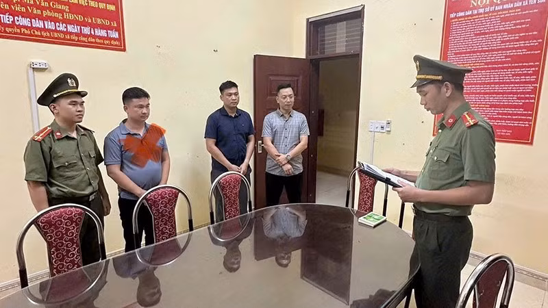 Đối tượng Vũ Văn Thìn (dấu X) tại Cơ quan An ninh điều tra, Công an tỉnh Tuyên Quang.