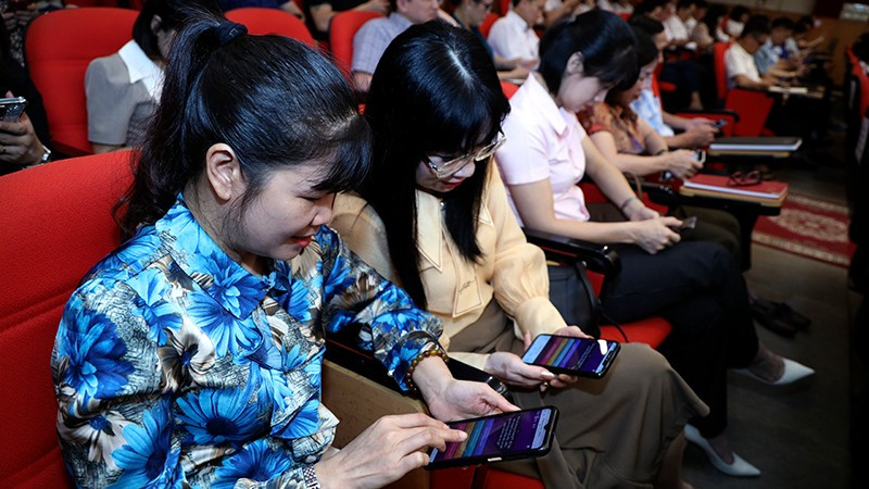 Các đại biểu trải nghiệm ứng dụng AI được giới thiệu tại hội nghị. anh-4.jpg