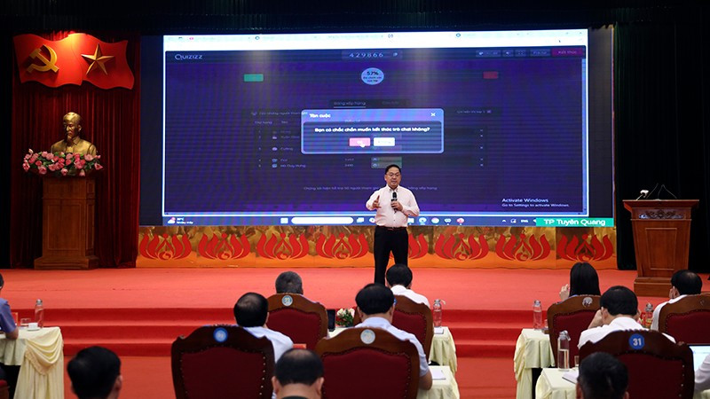 Ông Hoàng Nam Tiến, Phó Chủ tịch Hội đồng trường, Trường đại học FPT trao đổi kiến thức và kỹ năng ứng dụng AI tại hội nghị. anh-2.jpg