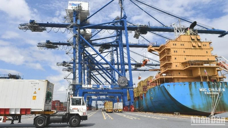 Thương mại giữa Việt Nam và Singapore đang ghi nhận bước tiến mạnh mẽ, đưa Việt Nam lên vị trí đối tác thương mại lớn thứ 9 của đảo quốc này. (Ảnh minh họa: THÀNH ĐẠT)
