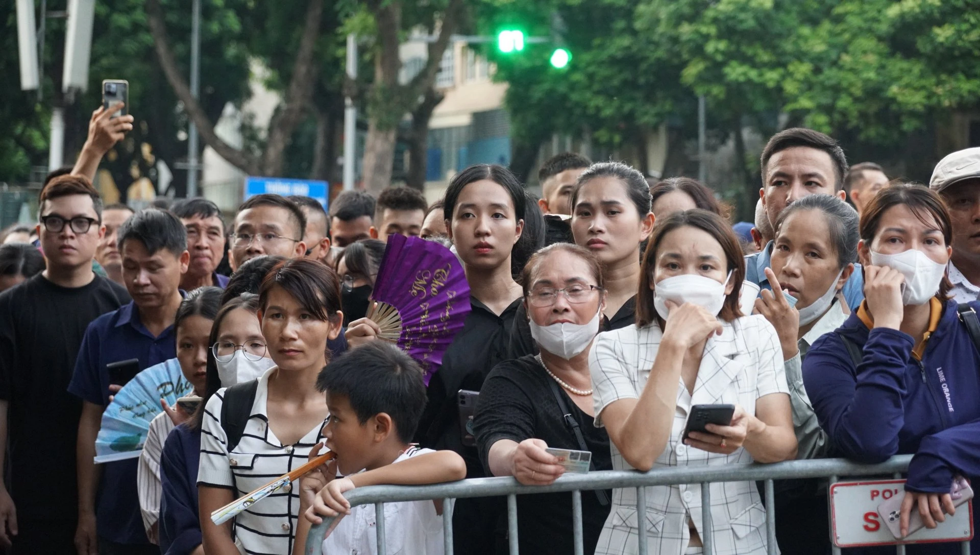 Người dân xếp hàng chờ vào viếng Tổng Bí thư Nguyễn Phú Trọng.