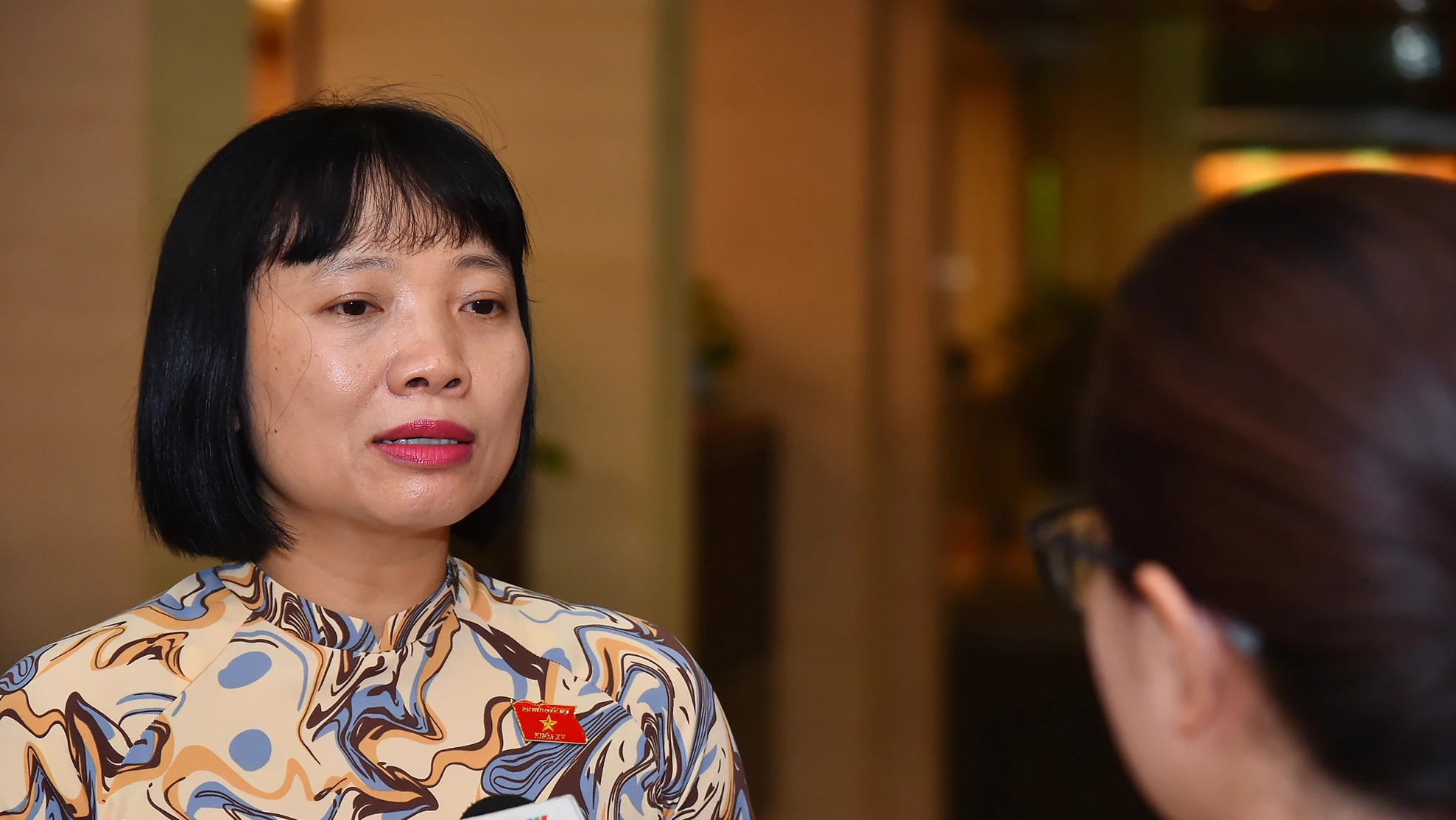 Đại biểu Nguyễn Thị Việt Nga trao đổi với báo chí bên hành lang Quốc hội. (Ảnh: THỦY NGUYÊN) 