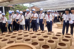 Học sinh trải nghiệm ở làng gốm 160 tuổi.