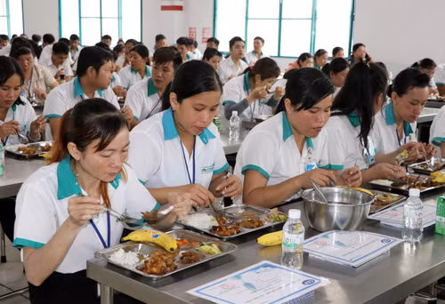 vna-potal-vinh-long-to-chuc-bua-com-cong-doan-8176528.jpg