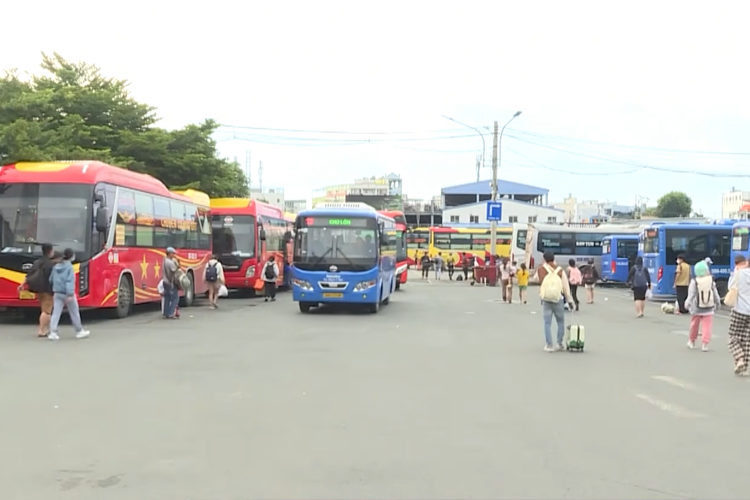 [Video] Nhiều hãng xe lớn vẫn giữ nguyên giá vé trước biến động giá nhiên liệu
