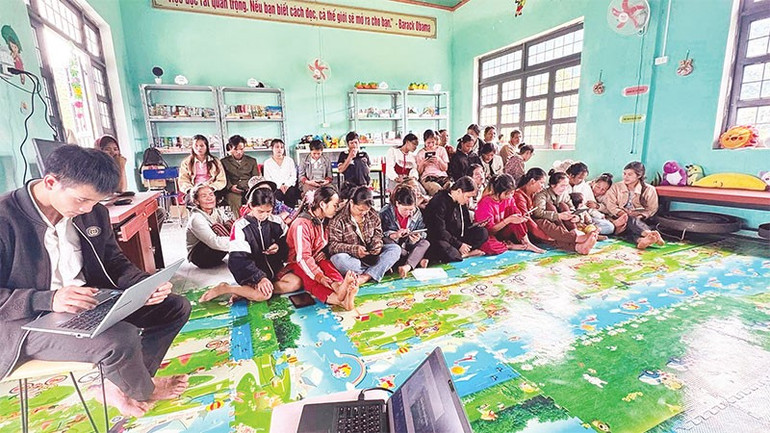 Đông đảo người dân trên địa bàn thôn Long Năng đến tham gia tập huấn về AI. untitled-11.jpg