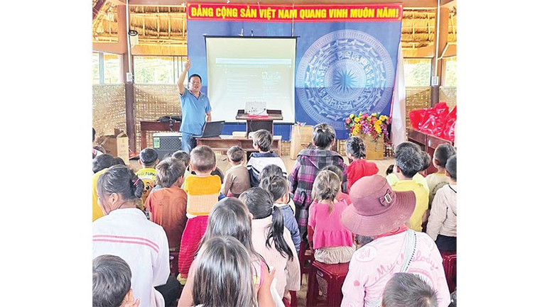 Các em nhỏ thôn Long Năng háo hức tham gia tập huấn về AI. untitled-10.jpg
