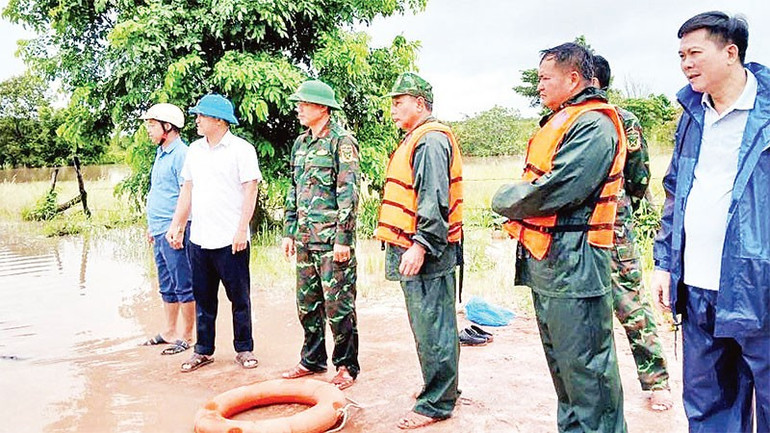 Lãnh đạo xã Ia Lốp, tỉnh Đắk Lắk và lực lượng quân đội hỗ trợ nhân dân phòng chống lũ lụt năm 2025. untitled-6.jpg