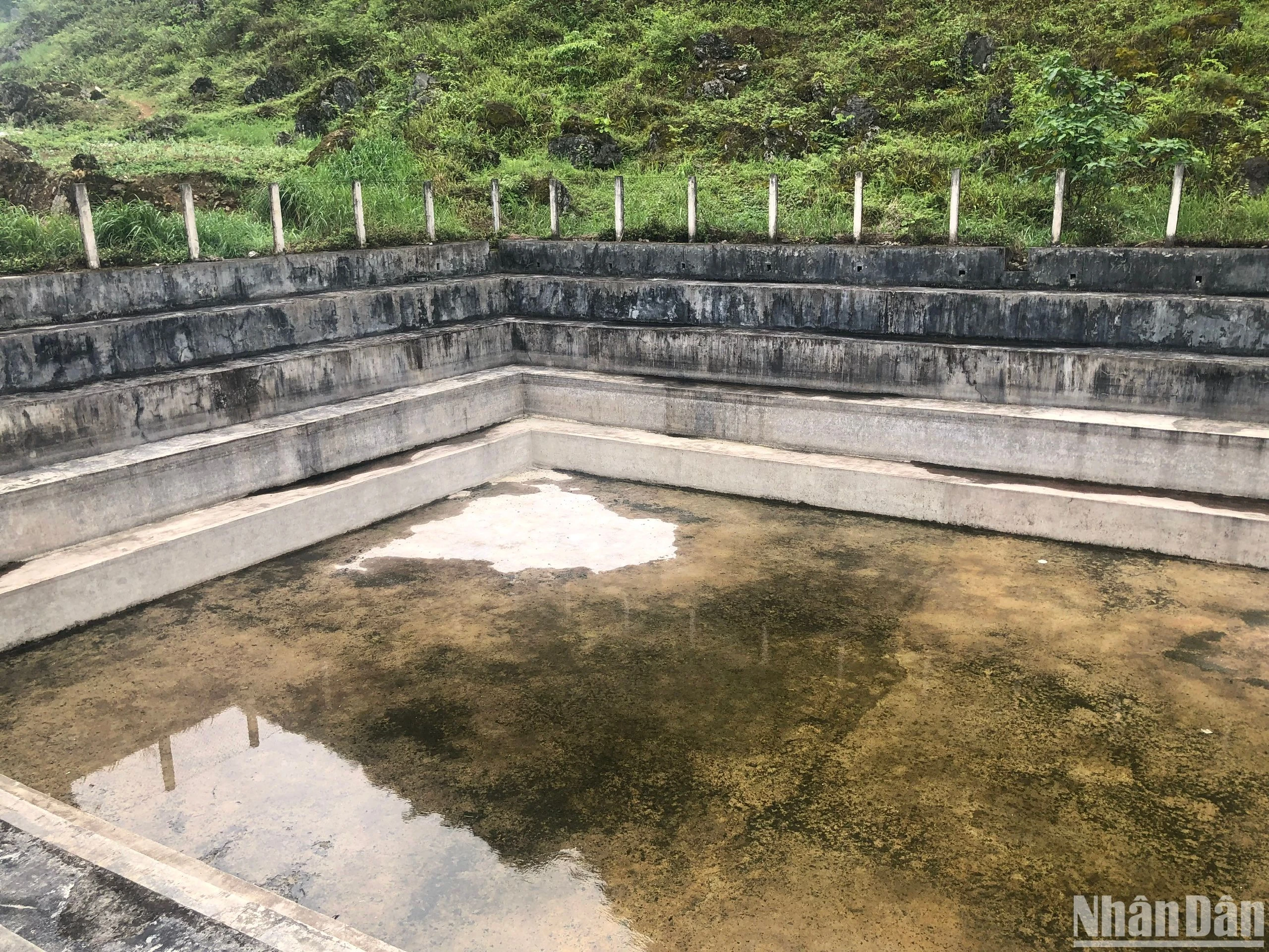 Hồ lộ thiên chứa nước mưa tại vùng Lục Khu, huyện Hà Quảng, tỉnh Cao Bằng cạn gần trơ đáy.