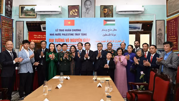Đại tướng Phan Văn Giang, Đại sứ Saadi Salama cùng các đại biểu tại buổi lễ. 