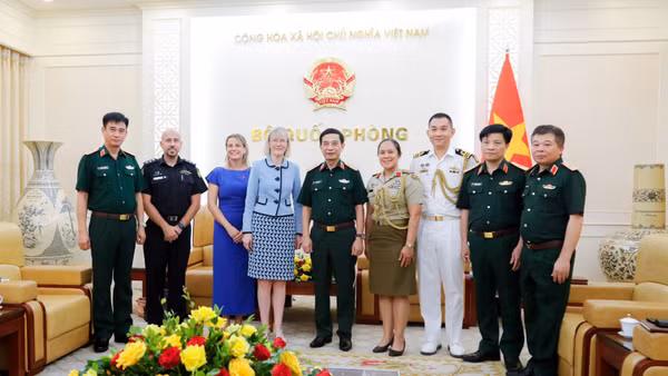 Đại tướng Phan Văn Giang và Đại sứ Australia tại Việt Nam Gillian Bird cùng các đại biểu tại buổi tiếp.