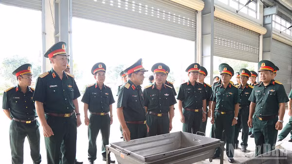 Đoàn công tác Tổng cục Hậu cần-Kỹ thuật kiểm tra trạm bảo dưỡng sửa chữa tổng hợp tại Khu kỹ thuật của Trung đoàn 48, Sư đoàn 320, Quân đoàn 34. (Ảnh: QUỲNH HƯƠNG)