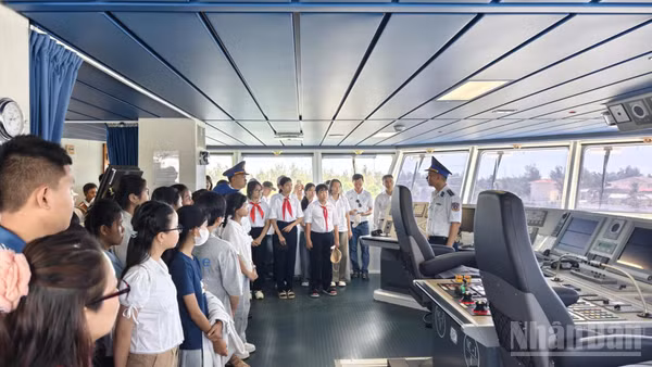 Các em học sinh tham quan tàu Cảnh sát biển tại Bộ Tư lệnh Vùng Cảnh sát biển. (Ảnh: ĐỨC TĨNH)