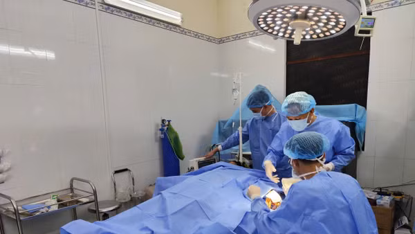 Y, bác sĩ đảo Nam Yết xử lý vết thương cho người bệnh.