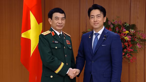 Đại tướng Phan Văn Giang và Bộ trưởng Koizumi Shinjiro.