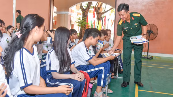 Cán bộ tuyển sinh phát tờ rơi những thông tin cần biết về tuyển sinh quân sự 2026.