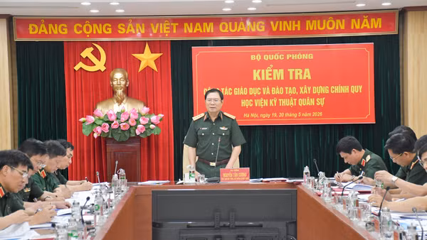 Đại tướng Nguyễn Tân Cương chủ trì buổi kiểm tra. 