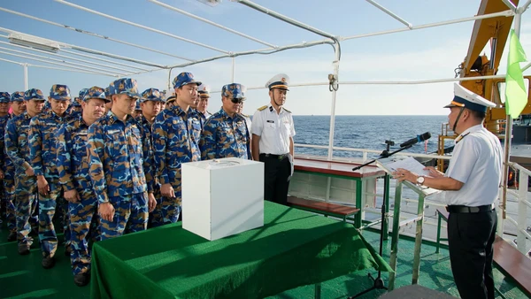 Đại tá Lê Hồng Quang, Phó Chủ nhiệm chính trị Vùng 2 Hải quân, Tổ trưởng Tổ bầu cử số 5, phổ biến quy định cho các cử tri.
