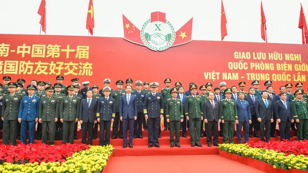 Đại tướng Phan Văn Giang, Ủy viên Bộ Chính trị, Phó Bí thư Quân ủy Trung ương, Bộ trưởng Quốc phòng cùng Đoàn đại biểu Quốc phòng Việt Nam và Thượng tướng Đổng Quân, Bộ trưởng Quốc phòng nước Cộng hòa Nhân dân Trung Hoa và Đoàn đại biểu Trung Quốc. 