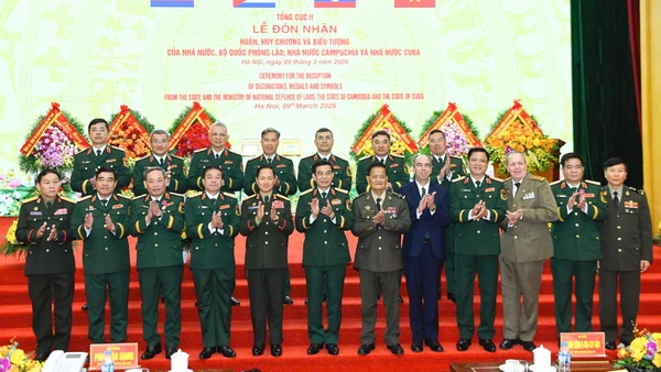 Các đại biểu tại buổi lễ.