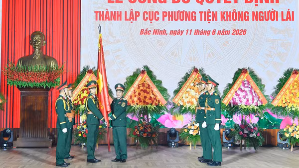 Đại tướng Phan Văn Giang trao Quân kỳ Quyết thắng cho Cục Phương tiện không người lái.