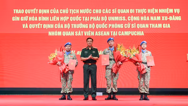 Thượng tướng Nguyễn Trường Thắng trao quyết định cho ba sĩ quan lên đường thực hiện nhiệm vụ tại Phái bộ Gìn giữ hòa bình Liên hợp quốc tại Nam Sudan (UNMISS).