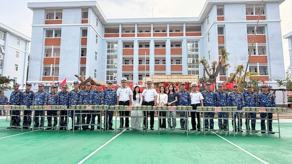 Ban giám khảo chụp ảnh lưu niệm cùng các đội tuyển sau phần thi gói bánh.