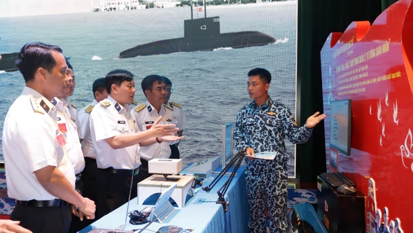 Đội thi giới thiệu về phần mềm quản lý tư tưởng quân nhân.