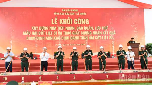 Các đại biểu thực hiện nghi thức khởi công công trình xây dựng nhà tiếp nhận, bảo quản, lưu trữ mẫu hài cốt liệt sĩ.