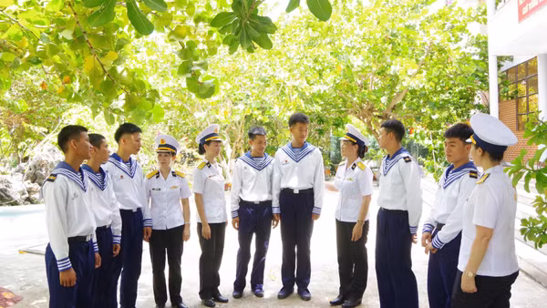 Nữ quân nhân Học viện Hải quân tâm sự cùng chiến sĩ đảo Song Tử Tây.