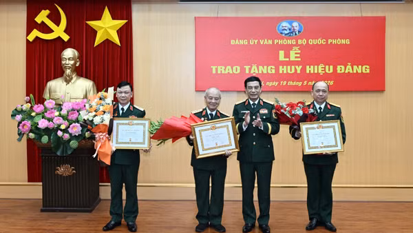 Đại tướng Phan Văn Giang trao tặng Huy hiệu 70 năm tuổi Đảng cho Đại tướng Phạm Văn Trà, nguyên Ủy viên Bộ Chính trị, nguyên Bộ trưởng Quốc phòng; Huy hiệu 40 năm tuổi Đảng cho Thiếu tướng Nguyễn Văn Chính, Phó Chánh Văn phòng Bộ Quốc phòng và Huy hiệu 30 năm tuổi Đảng cho Đại tá Lê Trung Kiên, Phó Tổng Biên tập Cổng Thông tin Điện tử Bộ Quốc phòng.