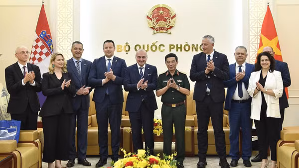 Đại tướng Phan Văn Giang và Bộ trưởng Ngoại giao và các vấn đề châu Âu của Croatia Gordan Grlić Radman cùng đoàn đại biểu tại buổi tiếp.