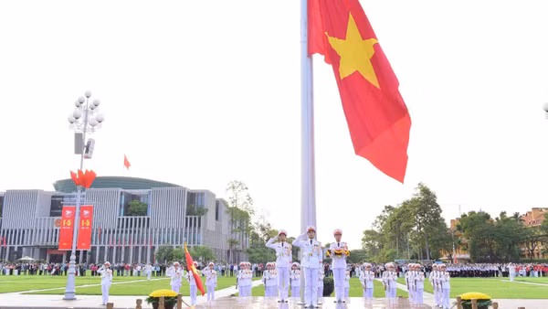 Lễ thượng cờ, chào cờ nào cũng luôn được tiến hành một cách trang nghiêm, trang trọng nhất. Nhưng trong đúng sáng 30/4 lịch sử, không khí buổi lễ lại càng trở nên hào hùng hơn.