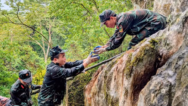 Quy tập hài cốt liệt sĩ tại điểm cao.