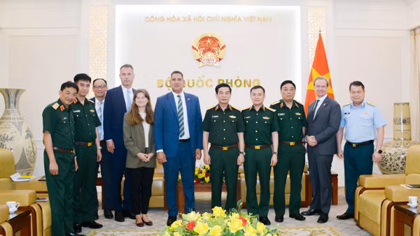 Đại tướng Phan Văn Giang cùng Đại sứ Johan Ndisi và đoàn công tác tại buổi tiếp.