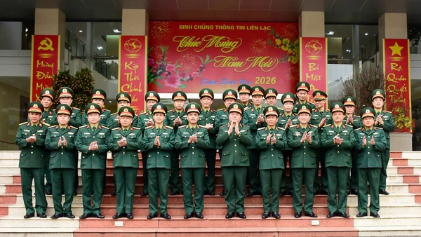 Đại tướng Nguyễn Trọng Nghĩa và lãnh đạo, chỉ huy, đại diện các đơn vị thuộc Binh chủng Thông tin liên lạc.