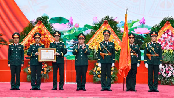 Thừa ủy quyền của Chủ tịch nước, Đại tướng Nguyễn Trọng Nghĩa trao Huân chương Bảo vệ Tổ quốc hạng Nhất tặng Văn phòng Tổng cục Chính trị.