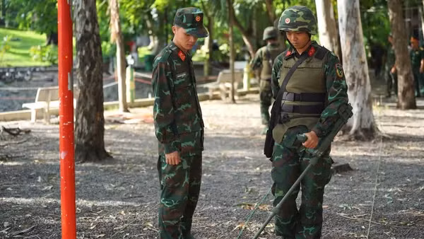 Khảo sát, thăm dò tìm kiếm hài cốt liệt sĩ tại công viên Lê Thị Riêng. (Ảnh: THẾ ANH)