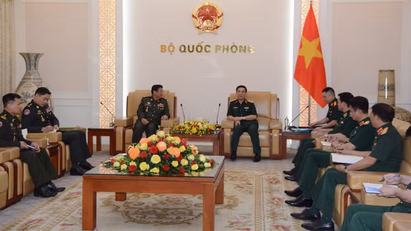Đại tướng Phan Văn Giang, Ủy viên Bộ Chính trị, Phó Bí thư Quân ủy Trung ương, Phó Thủ tướng Chính phủ, Bộ trưởng Quốc phòng tiếp Đại tướng Prak Sovanna, Quốc vụ khanh Bộ Quốc phòng Campuchia.