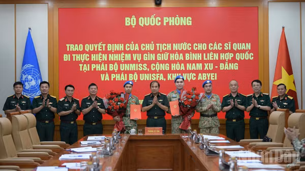 Thượng tướng Phùng Sĩ Tấn cùng các đại biểu tại buổi lễ.